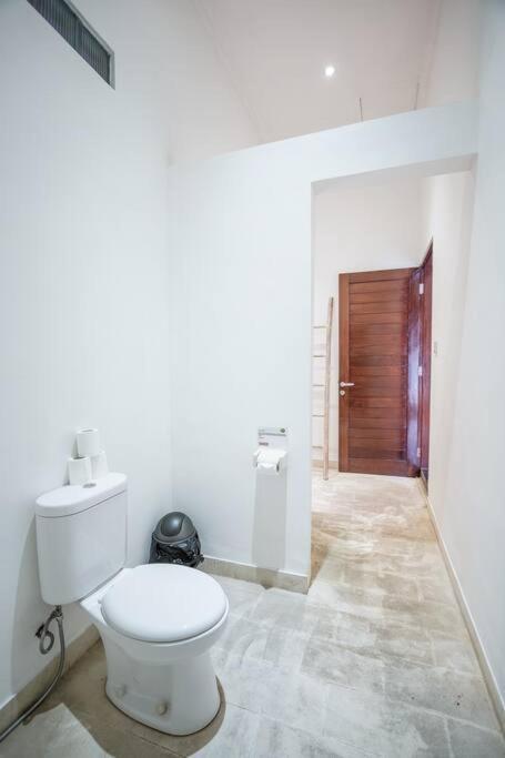 Silver Moon - Fantastic 4br In Location Seminyak
