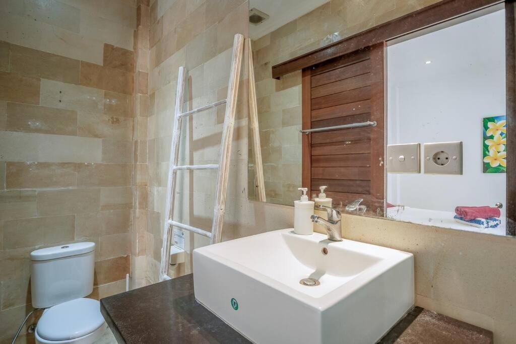 Silver Moon - Fantastic 4br In Location Seminyak